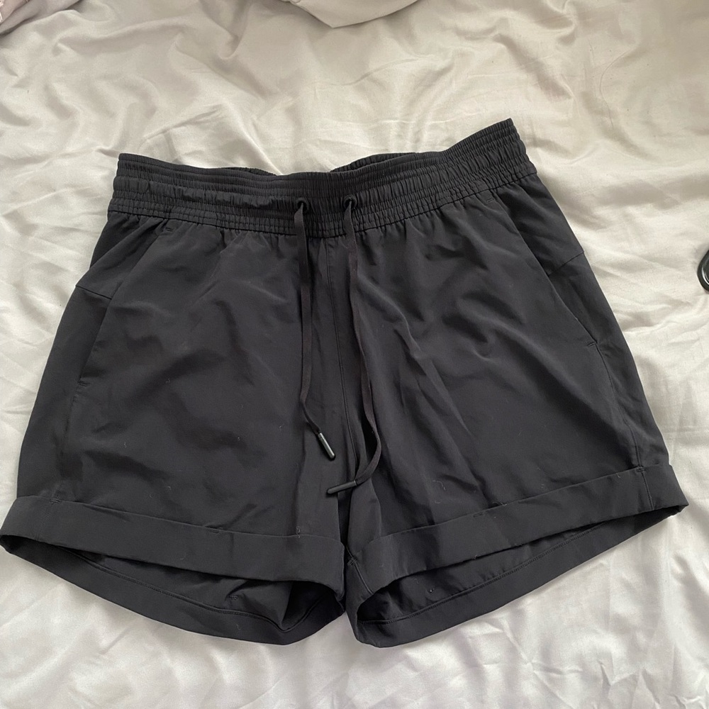 Lululemon Athletic high waist black shorts size 6 in excellent condition